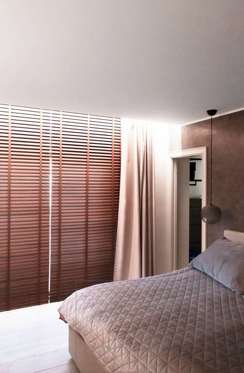 Vytvoření hotelové atmosféry v ložnici nepřímou instalací LED pásků mezi strop a stěnu. Drážka byla ponechána dostatečně široká, aby se do ní vešly záclonové kolejnice. Ledstore.fi
