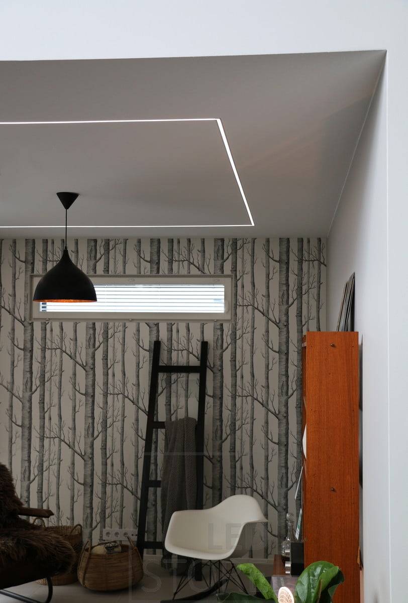 Úzký podhledový LED pásek vytváří na stropě elegantní vzor a přináší světlo do každého koutu místnosti. Ledstore.fi