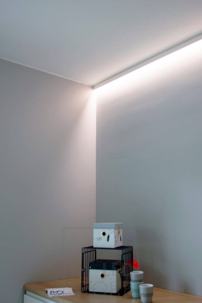 Ložnice s nepřímým světlem přes stěnu. Ledstore.fi