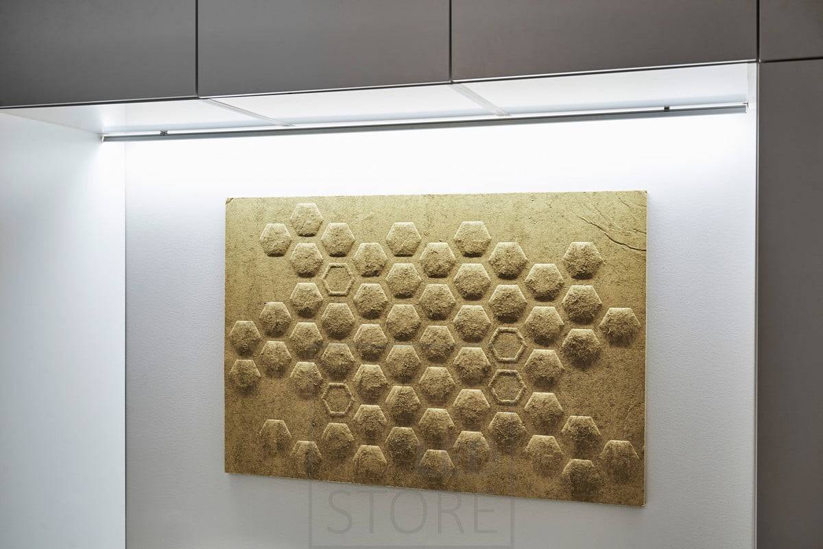 V ložnici poskytuje atmosférické nepřímé světlo LED pásek připevněný k základně nástěnné skříňky za postelí. Ledstore.fi