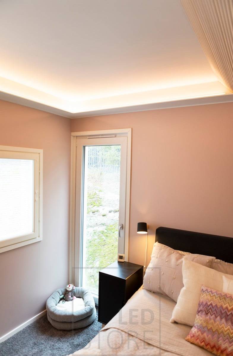 LED pásek v rtu krásně a atmosféricky osvětluje místnost. Ledstore.fi