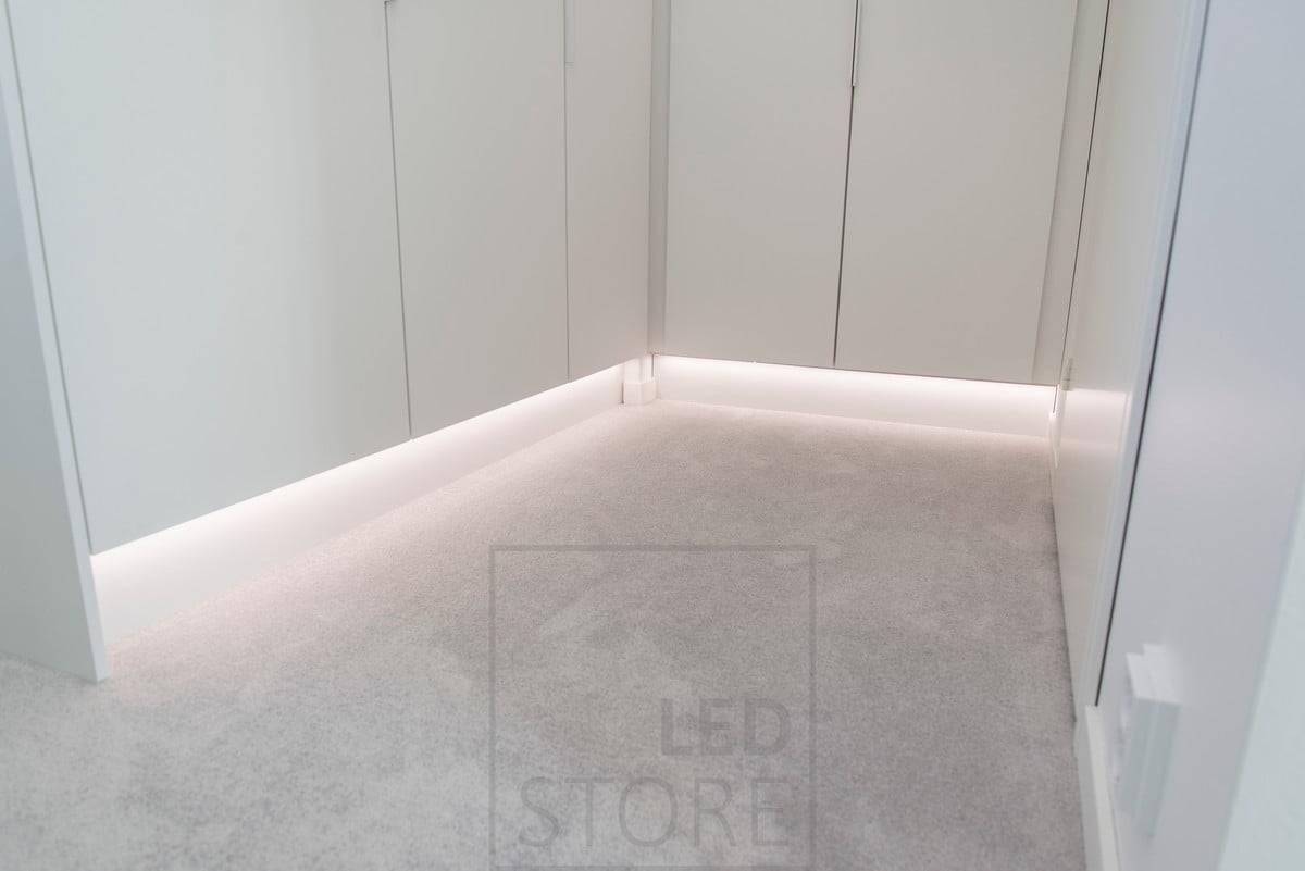 LED pásek umístěný na podstavci skříněk vytváří nepřímé náladové osvětlení. Ledstore.fi