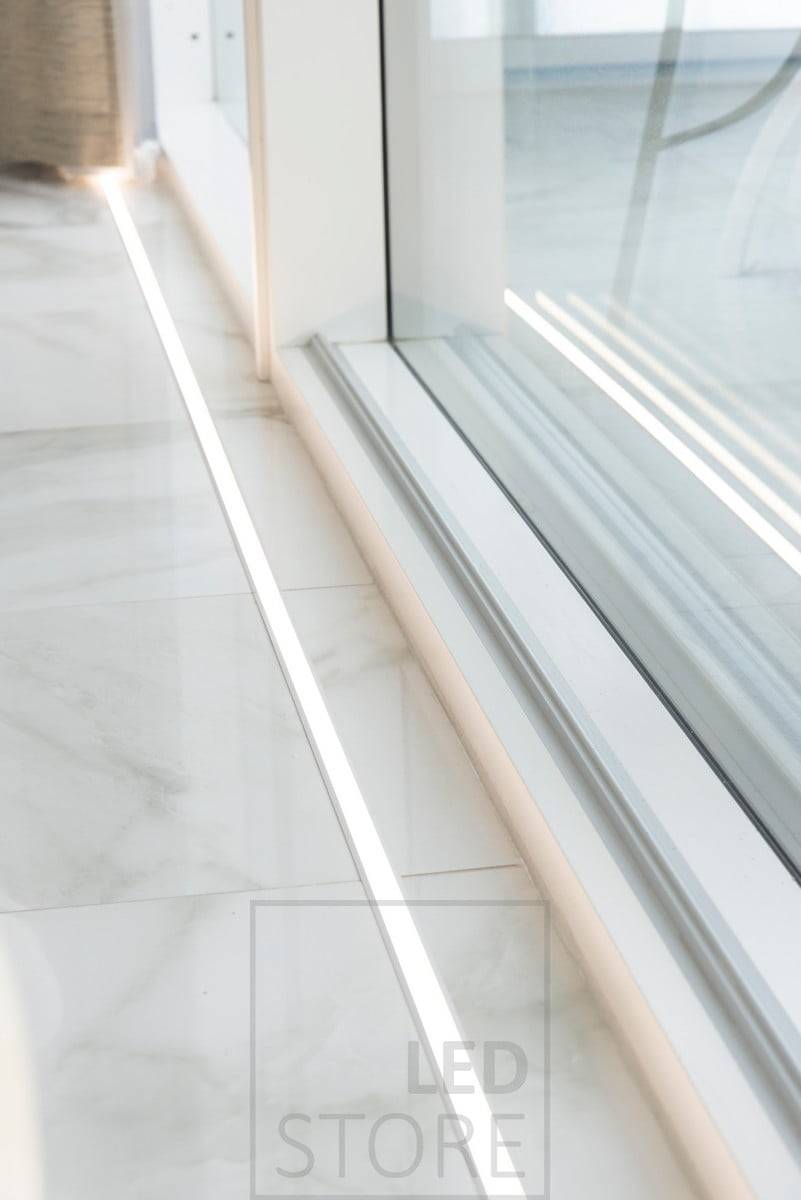 Před okny od podlahy ke stropu LED pásek v zápustném profilu. Uplight zvýrazňuje okna a podtrhuje krásnou mramorovou podlahu. Ledstore.fi
