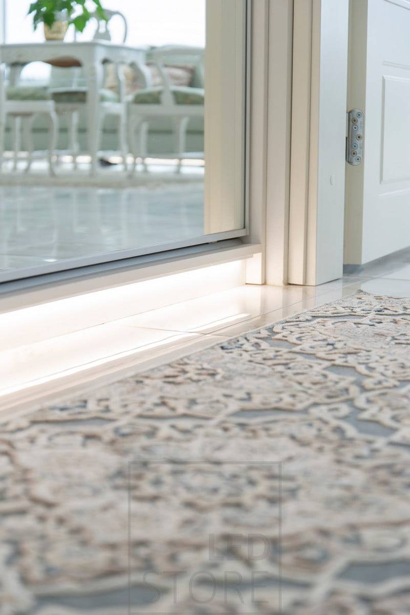 LED pásek pro náladové a noční osvětlení na dně skříně v předsíni. Ledstore.fi