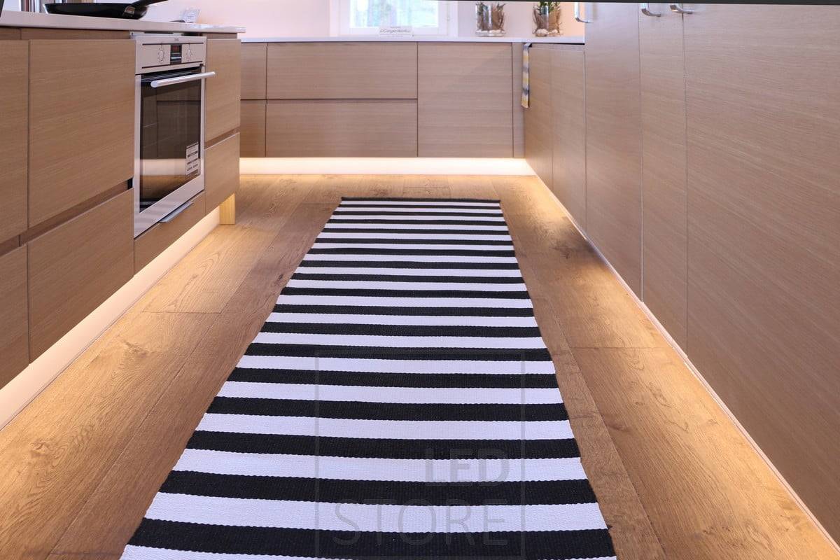 Nepřímé světlo na podstavci funguje jako náladové i noční. Ledstore.fi