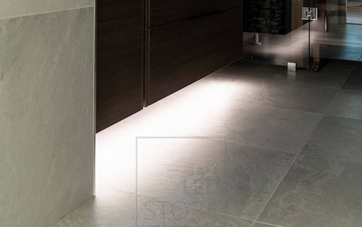 Měkké náladové osvětlení pod skříňkou s led páskem. Ledstore.fi