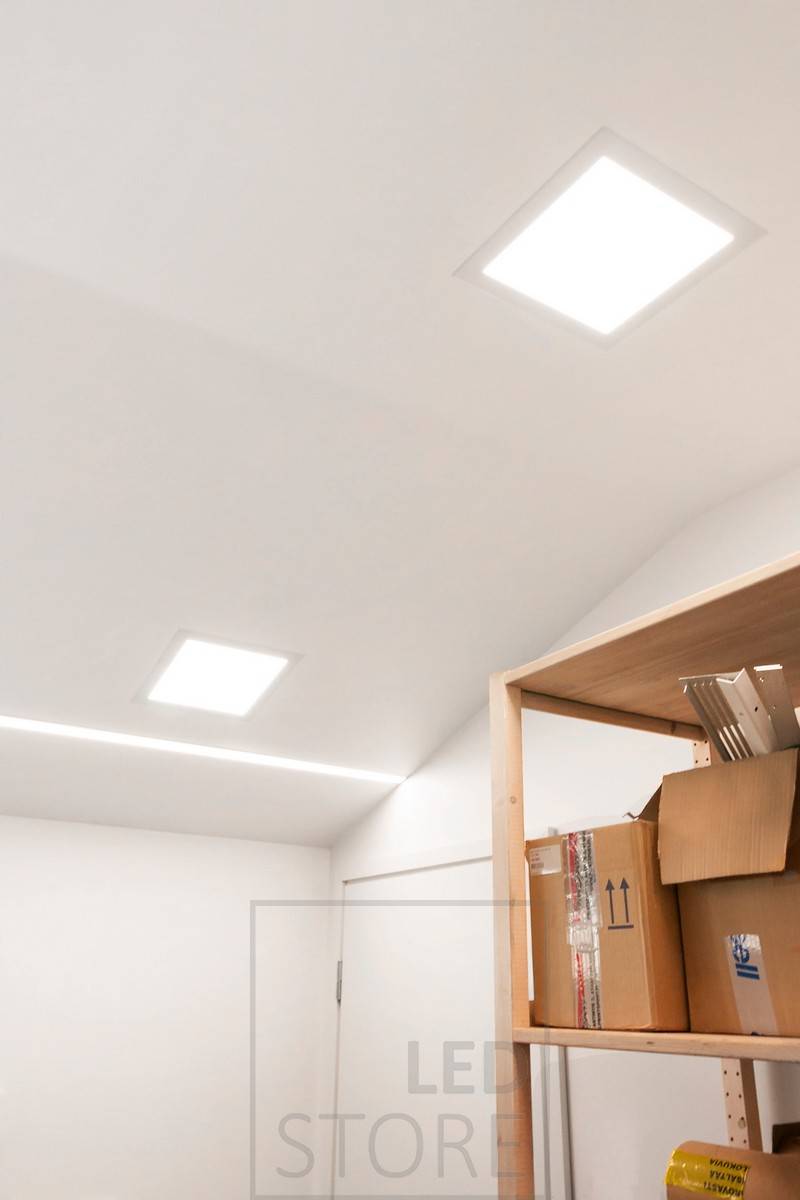 Osvětlení garáže s 2 kusy led panelu 300x300 sádrokartonové desky na stropě, stejně jako zapuštěný led profil s led páskem.