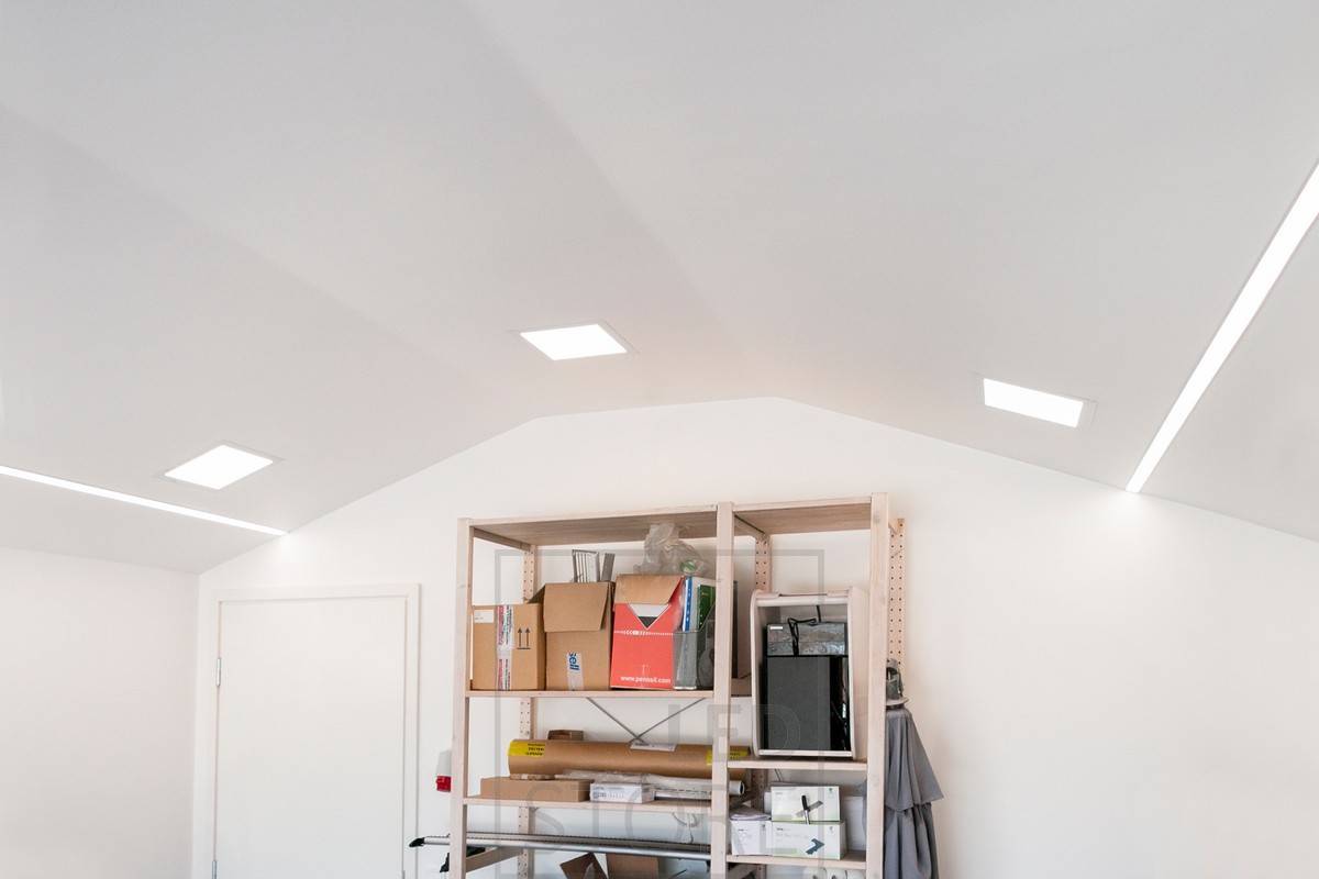 Vysoce kvalitní a dobré osvětlení v garáži s širokým zapuštěným profilem dvojitého LED pásku a LED panelových světel