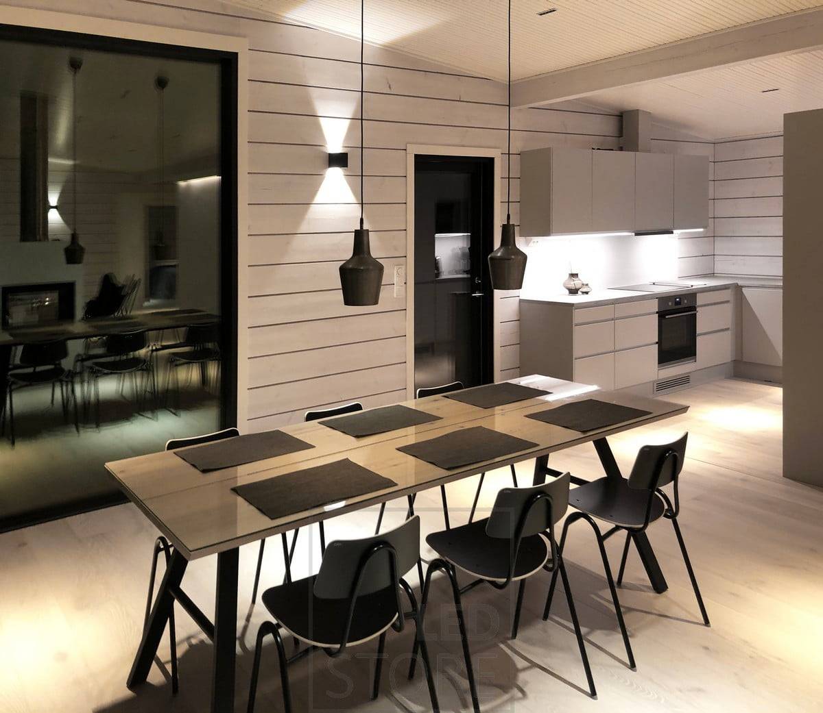 Černá nástěnná lampa FUNK pro náladové osvětlení v jídelně. Ledstore.fi