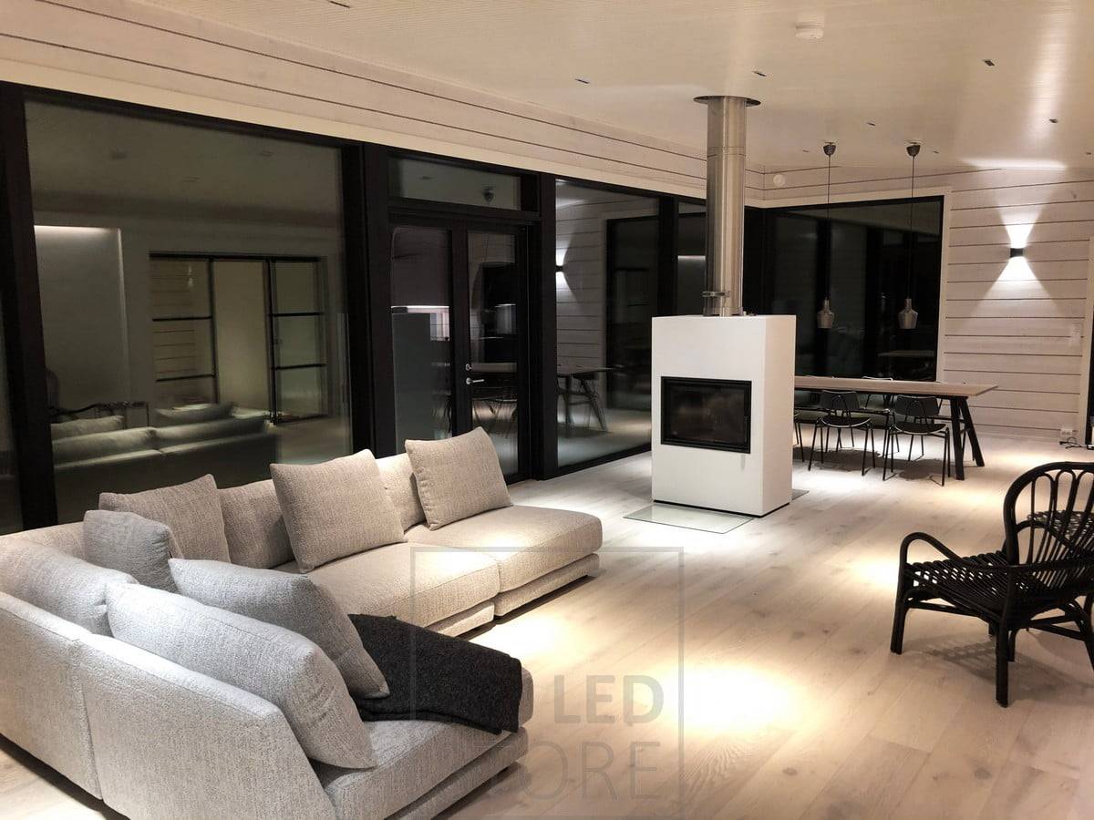 Černá nástěnná svítidla FUNK pro náladové osvětlení. Malé led reflektory s úzkým úhlem světla pro celkové osvětlení místnosti, LINJA 2. Ledstore.fi