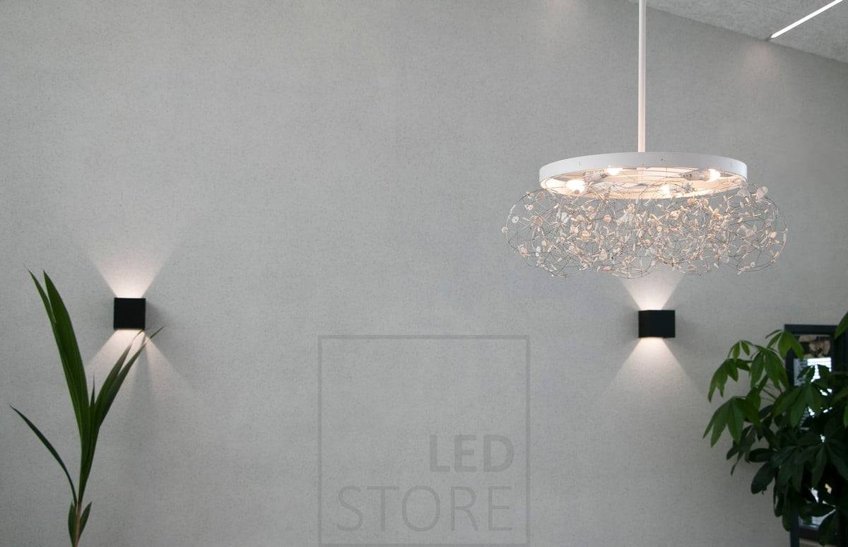 Černé nástěnné svítidlo FUNK uvnitř vytváří náladové osvětlení přes zeď. Ledstore.fi
