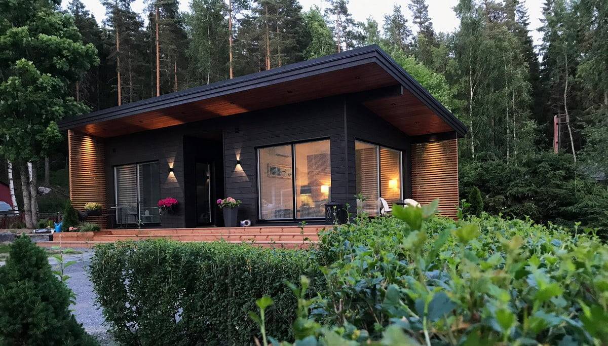 Nástěnná led svítidla FUNK osvětlující fasádu budovy. LINJA 5 spotů navíc zvýrazňuje obložení. Ledstore.fi