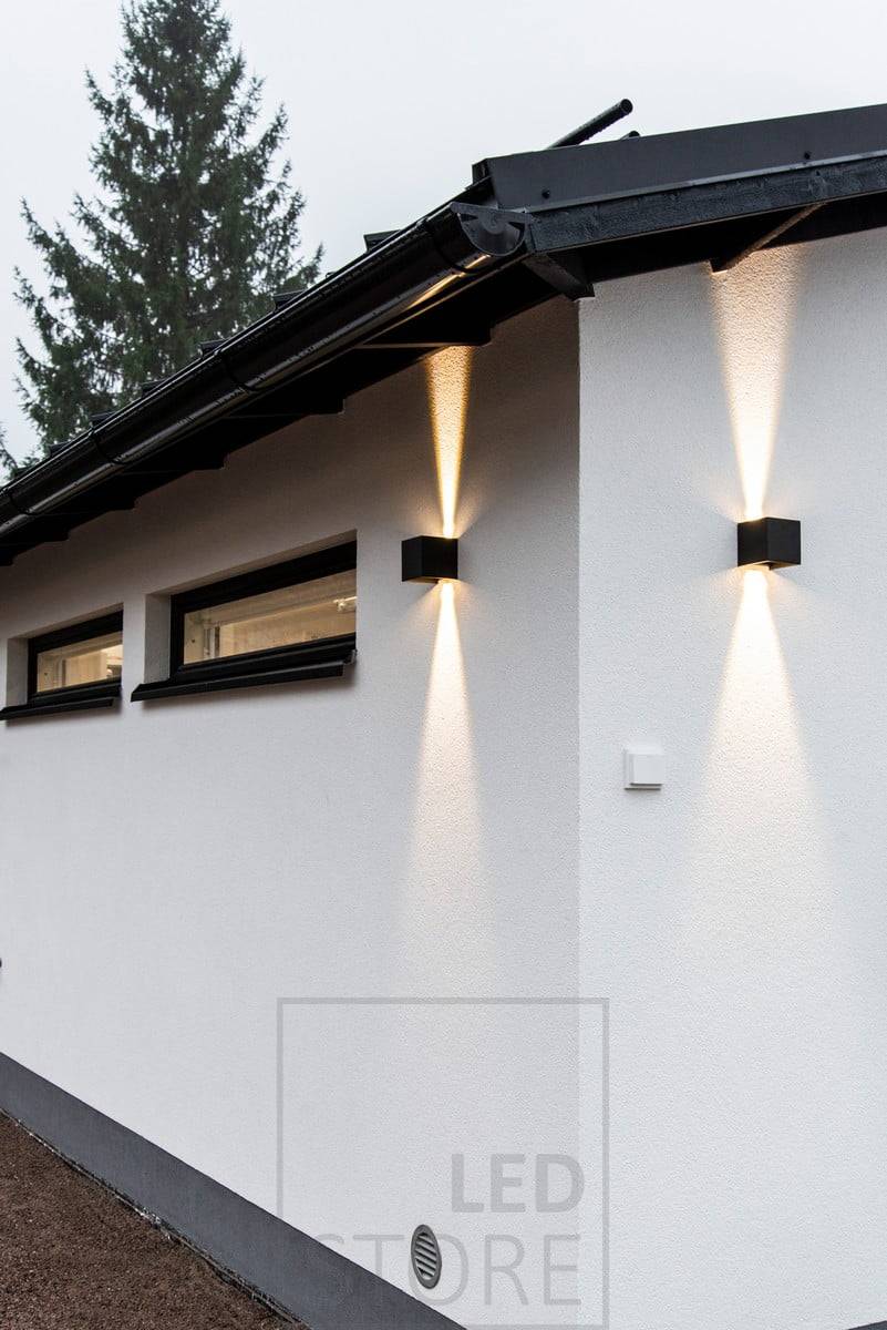 Černá nástěnná svítidla FUNK na stěně garáže, která svítí nahoru a dolů. Ledstore.fi