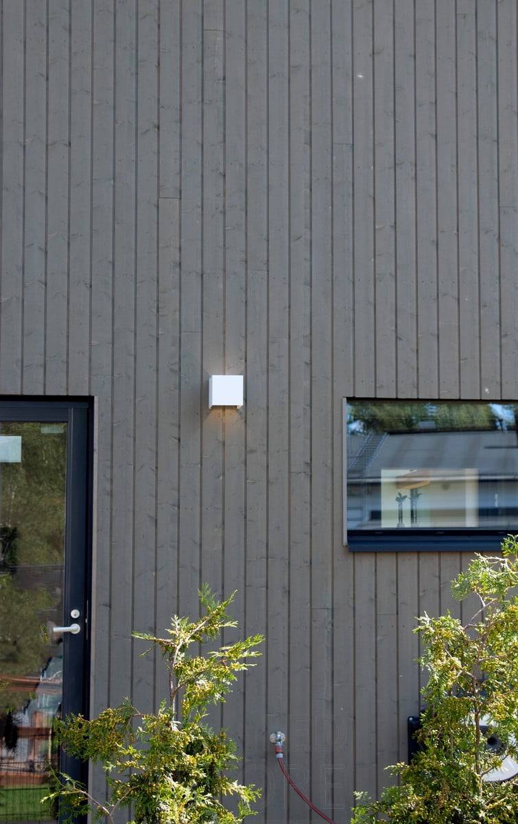 Bílé nástěnné led světlo FUNK ve venkovním prostředí osvětlující fasádu. Ledstore.fi
