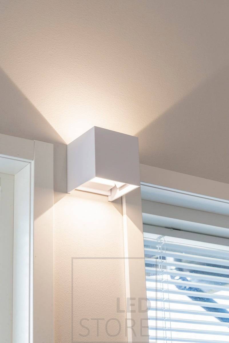 Bílé FUNK vedl nástěnné světlo. Svítidlo má 4 samostatná křídla, která umožňují nastavit úhel světla podle vašich potřeb. Ledstore.fi