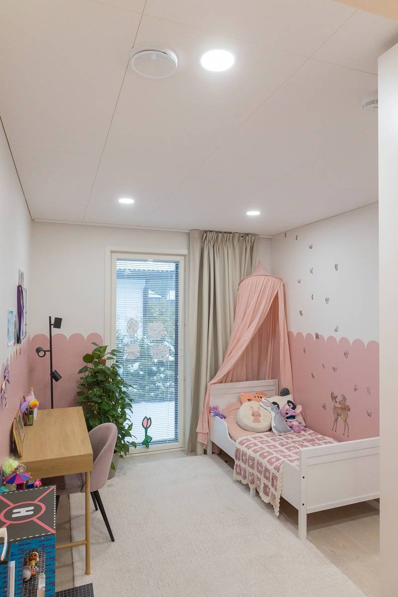 Malé kulaté led panely namontované pod omítku v dětském pokoji.