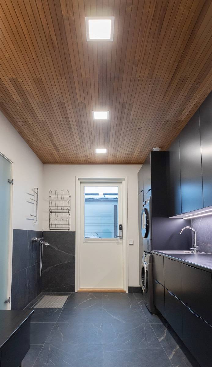 Malé led panely jako celkové osvětlení v technické místnosti. LED pásek osvětluje pracovní úroveň.