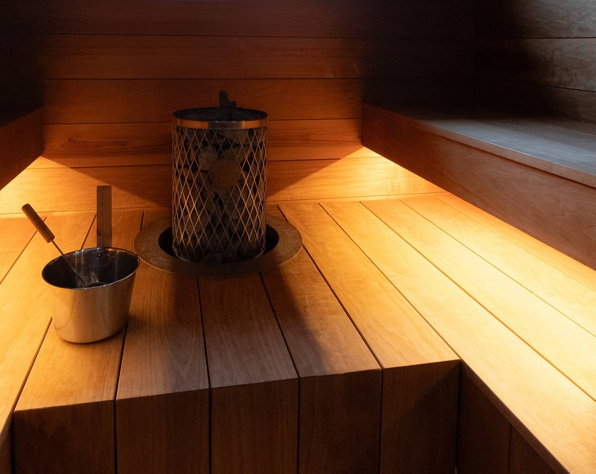 Sauna s led páskem pod kolejnicemi sedadla.