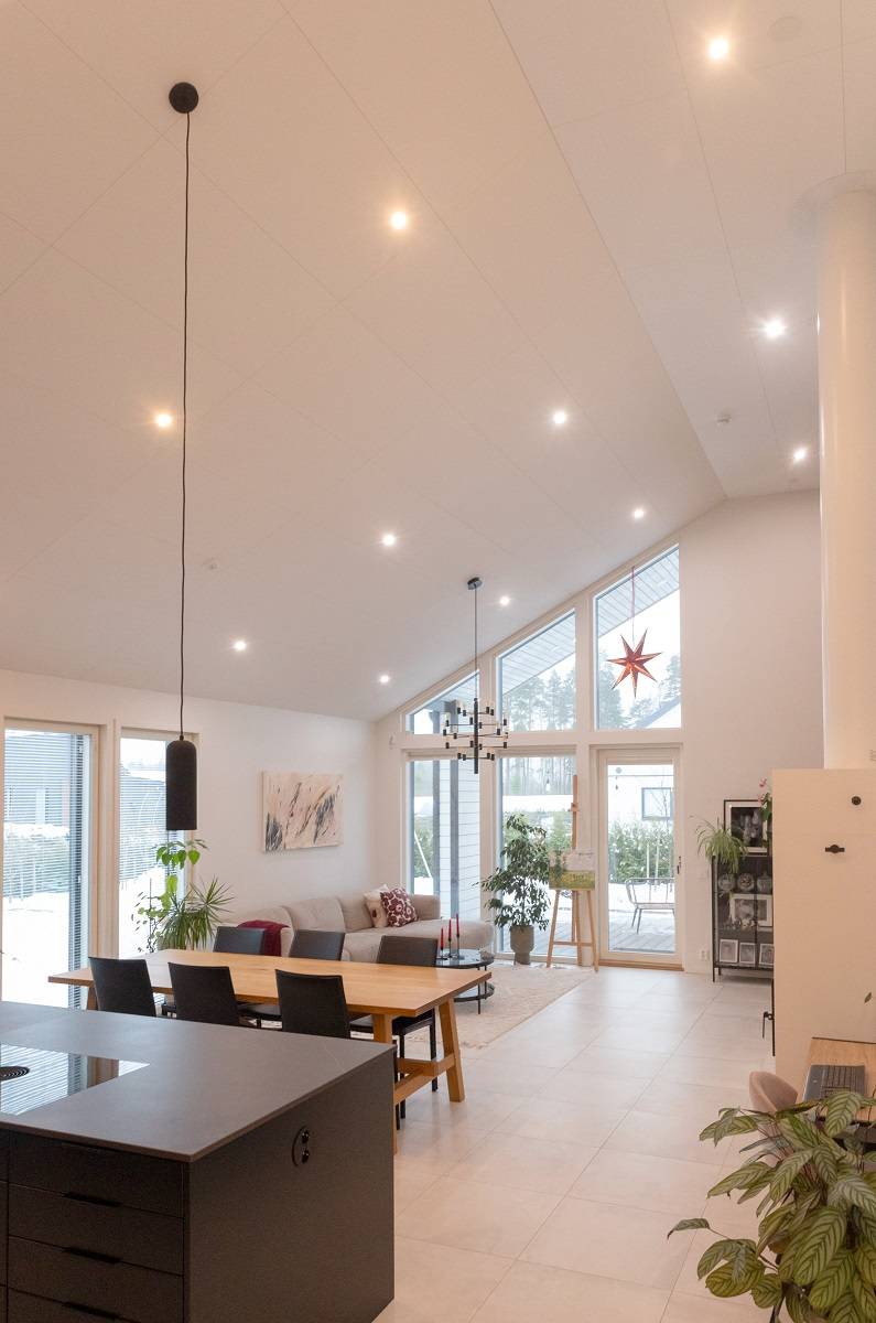 LED reflektory jako celkové osvětlení v jídelně a obývacím pokoji.