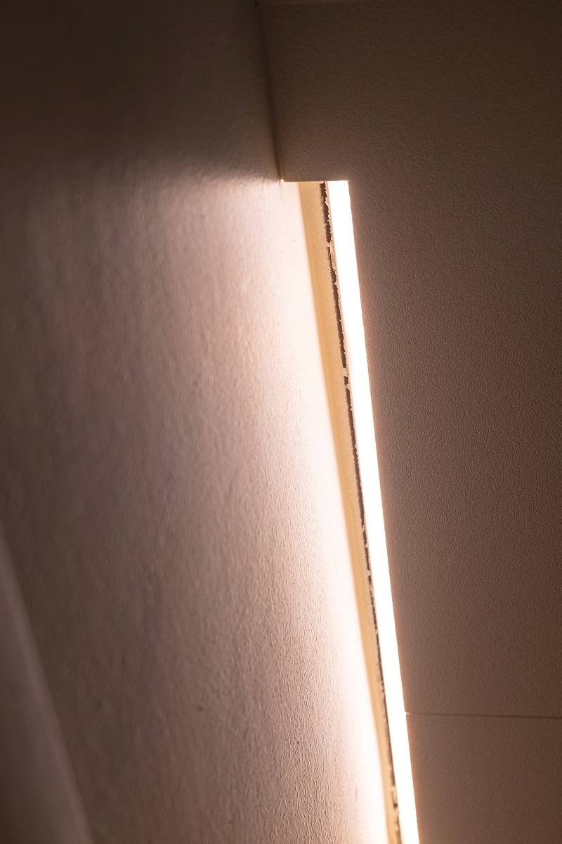 LED pásek ve výklenku mezi výklenkem a stěnou.