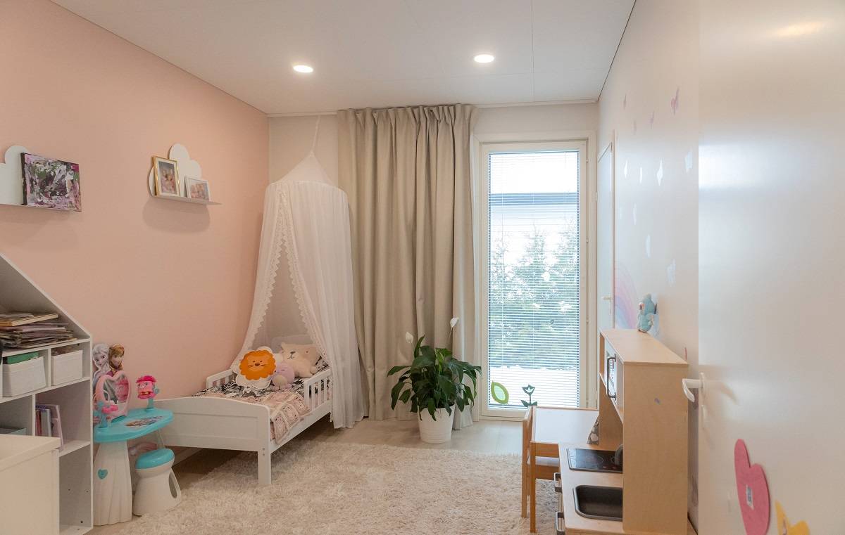 Malé kulaté led panely namontované pod omítku v dětském pokoji.