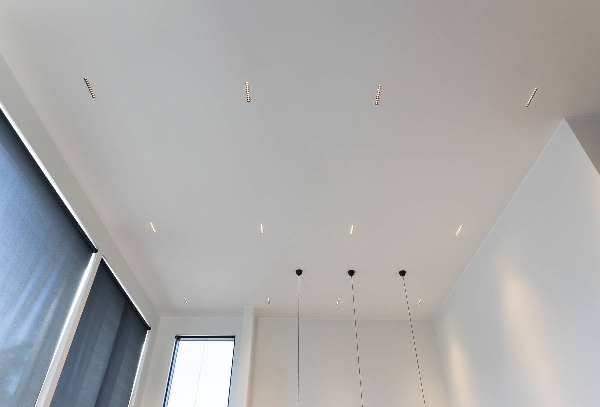 LED reflektory LINJA10 zapuštěné do stropu.
