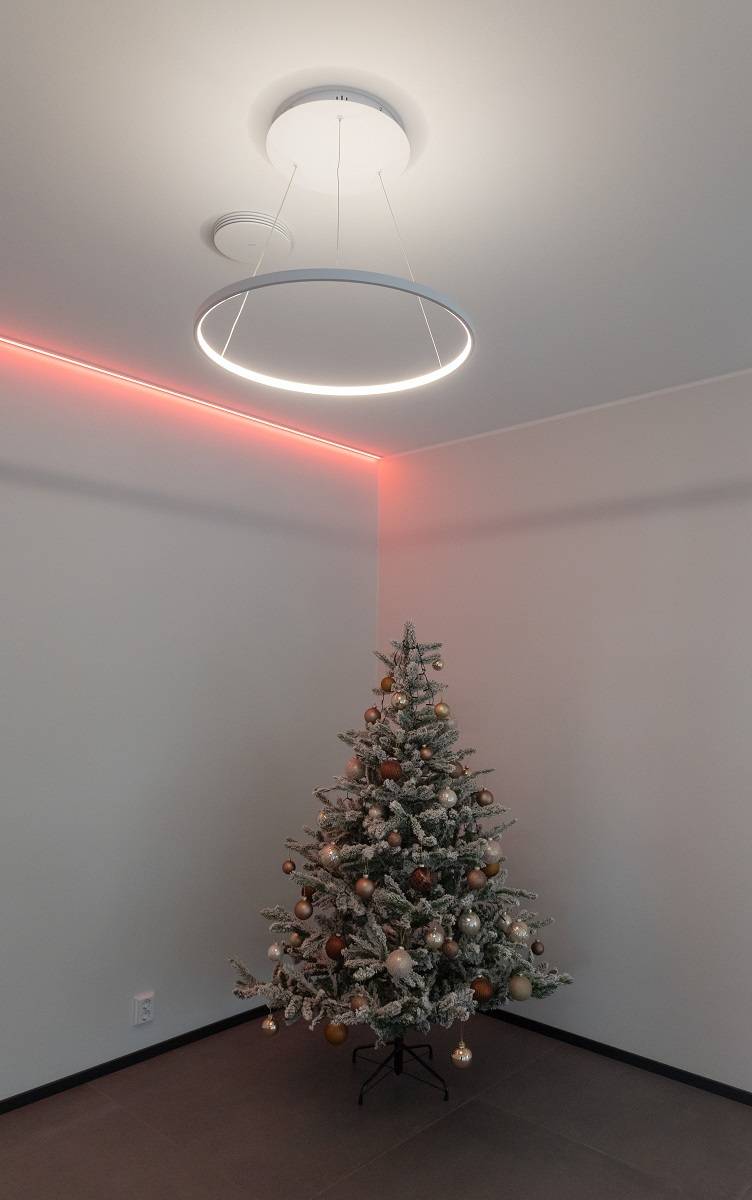 Nástěnné a stropní ohraničení s RGBW led páskem v červené barvě.