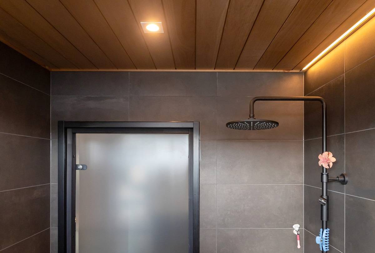 Koupelna osvětlená led páskem a bodovým světlem