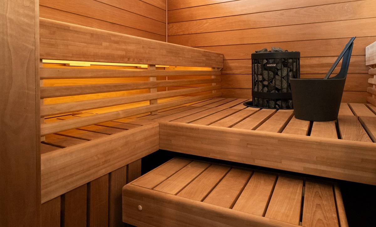 V sauně pod stropem led pásek.
