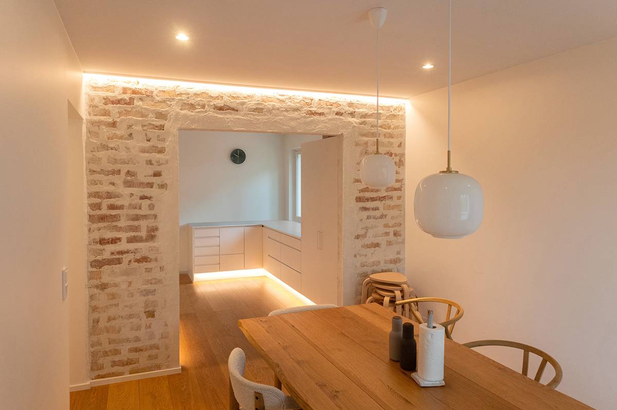 LED pás zdůrazňuje strukturu stěny.