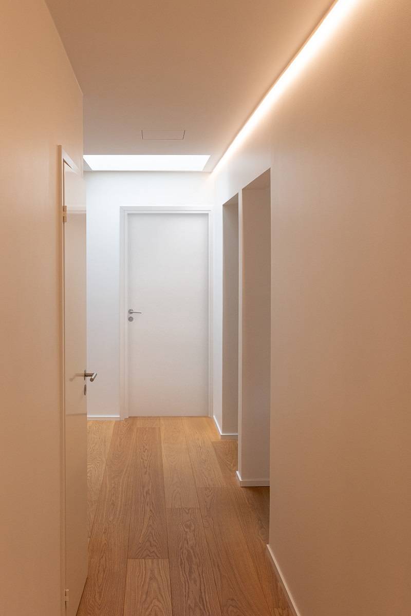 LED světelný pás v chodbě