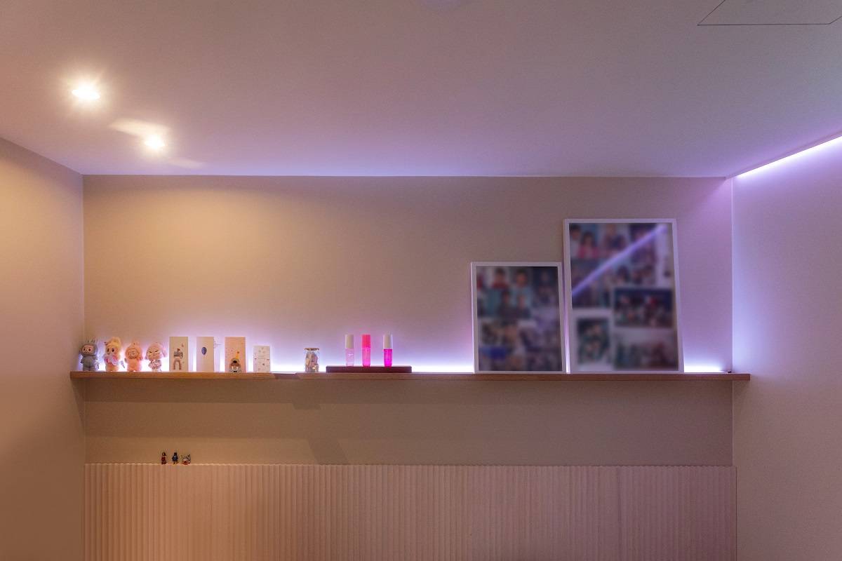 Místností se vine LED páska vydávající fialové světlo, na stropě jsou navíc dva bodové světlomety.