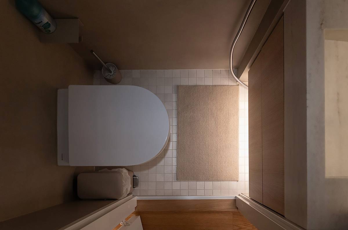 LED páska umístěná pod umyvadlovou skříňkou.