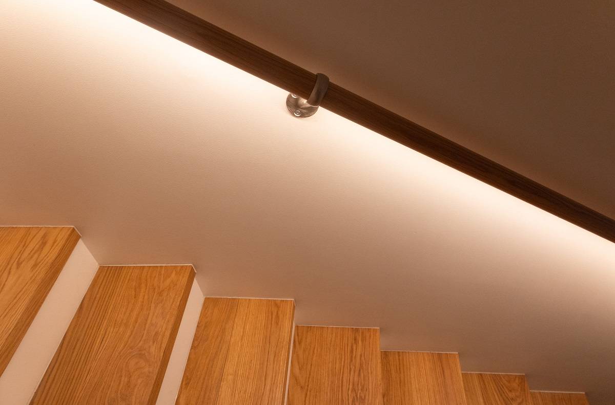 LED pás na schodišťovém zábradlí.