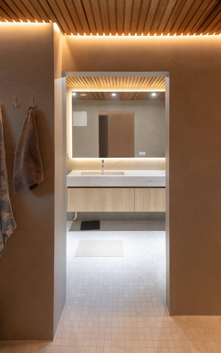 LED páska je nainstalována v drážce mezi zavěšeným stropem a stěnou. Za zrcadlem je navíc umístěna LED světelná lišta.