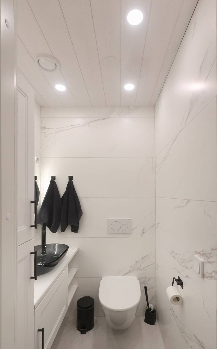 Tři LED PANELY ve stropě toalety ø120