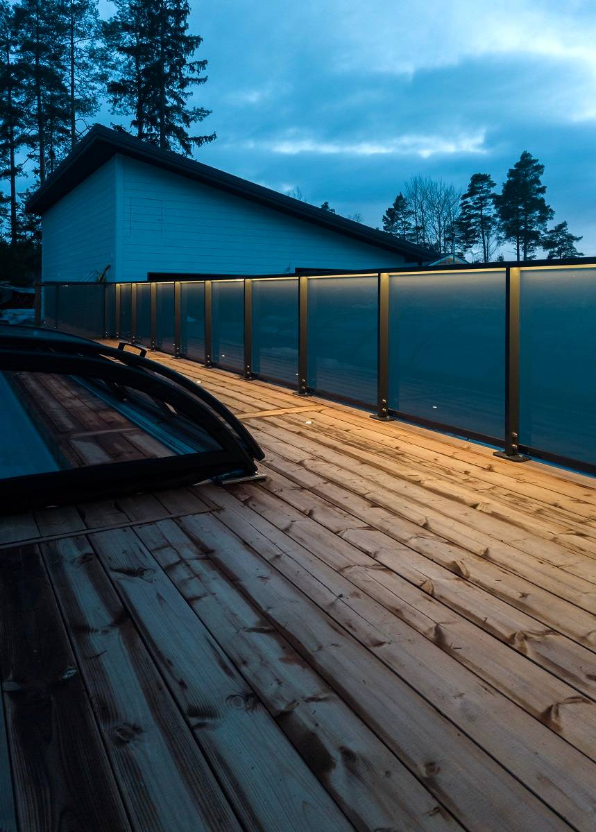 LED pásek na zábradlí a zabudované osvětlení terasy v zábradlí.