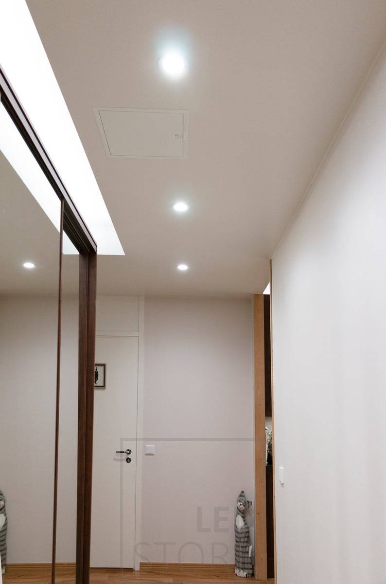 Osvětlení vstupní haly s nastavitelnými reflektory CCT a páskem LED, studená bílá. LedStore.fi
