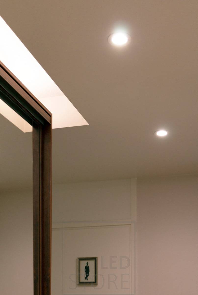 V horní části skříně s posuvnými dveřmi v předsíni osvětluje strop LED pásek s bílým povrchovým profilem a výkonem 7,2 W/m s atmosférickým CCT LED páskem. LedStore.fi