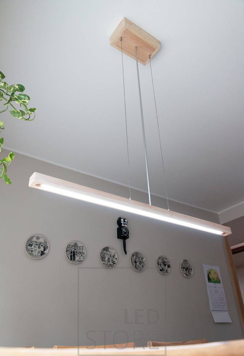 Kuchyňské svítidlo vyrobené na zakázku s páskem CCT LED a hliníkovým profilem zasazeným do dřevěného rámu. Bezdrátové ovládání napájení ve stropním kalichu. LedStore.fi