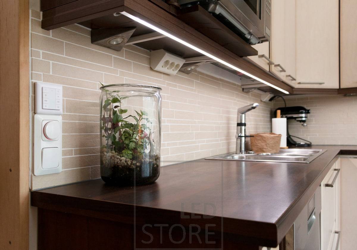 Rohové halogeny a LED pásky jsou vhodné pro osvětlení pracovní desky, protože LED pásek se montuje na přední hranu pracovní desky a halogeny na zadní hranu. LedStore.fi