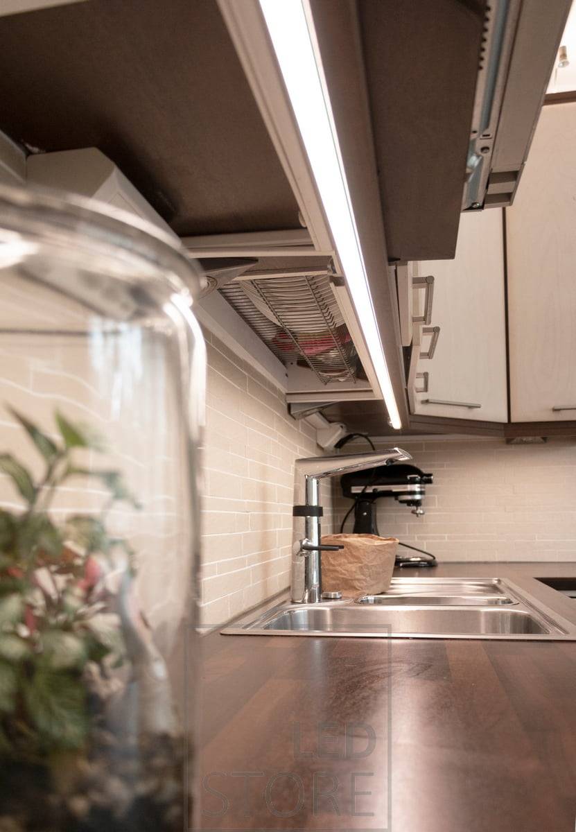 Osvětlovací LED pásek Solo CCT přináší krásné rovnoměrné světlo na pracovní desku. LedStore.fi