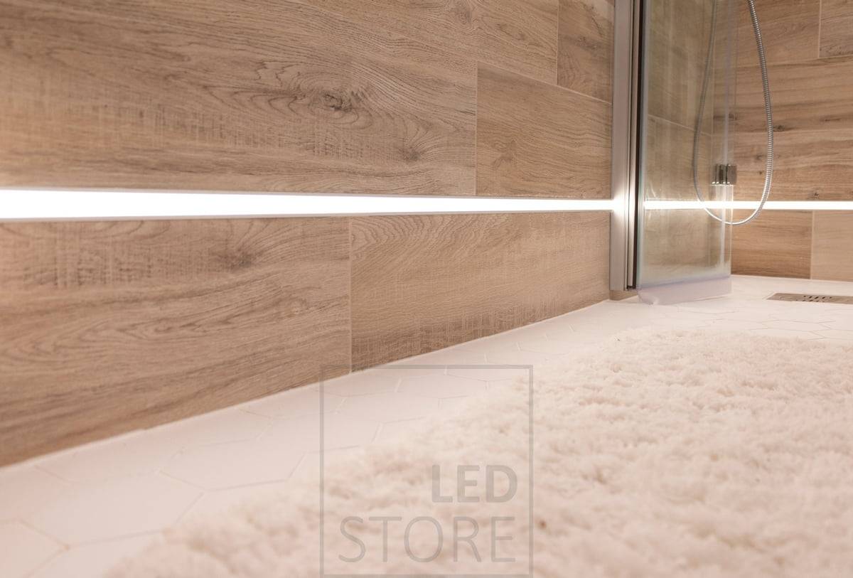 Poutavý LED pásek Solo CCT 7,2 W/m ve vodotěsném zapuštěném profilu do koupelny.