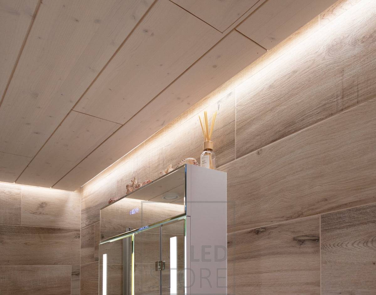Pásek LED CCT 7,2 W/m v povrchovém profilu, který krásně osvětluje střešní drážku. LedStore.fi