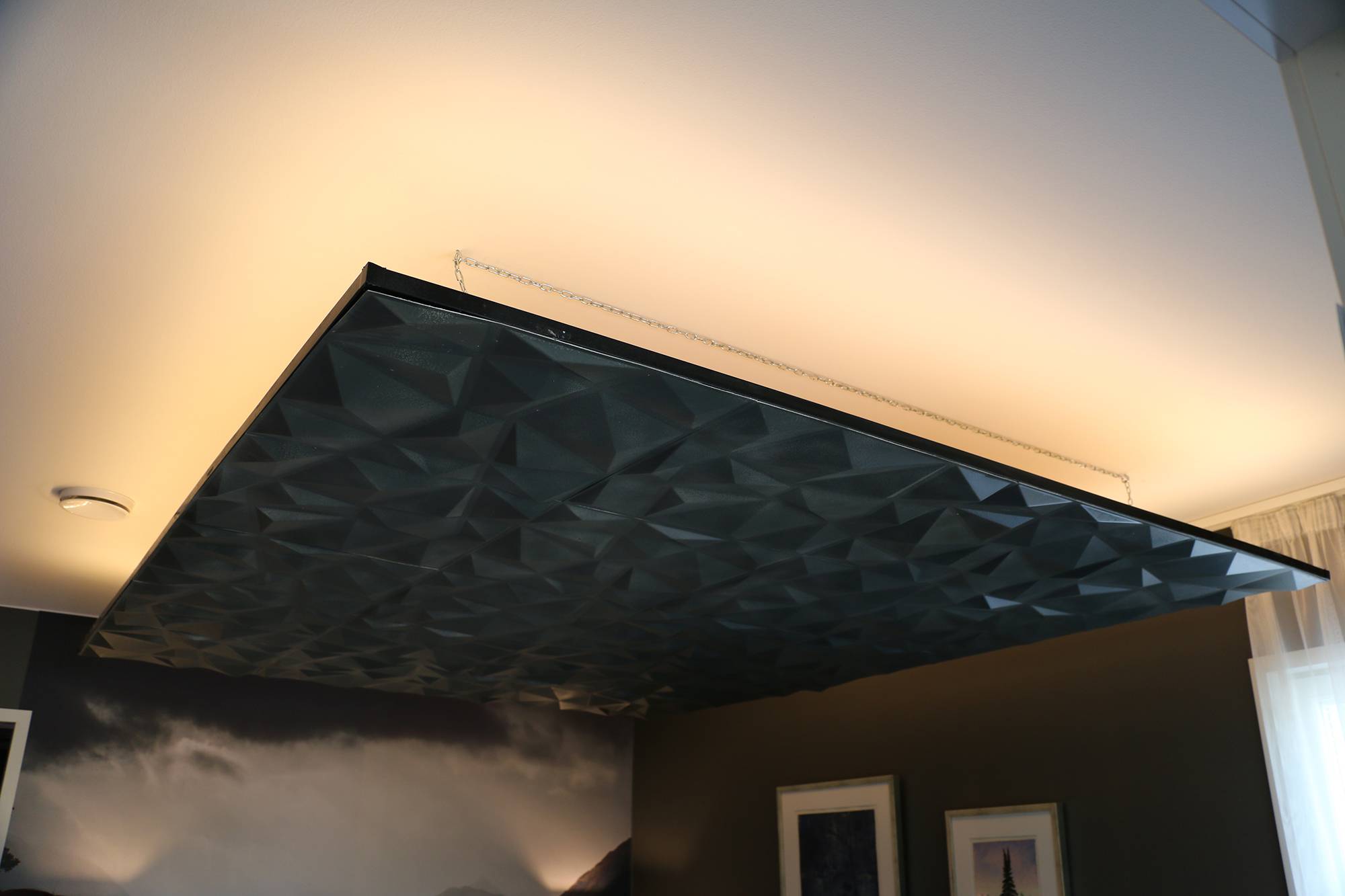 LED pásek kolem spodního stropu, který náladově osvětluje prostor nepřímým světlem ze stropu. Ledstore.fi