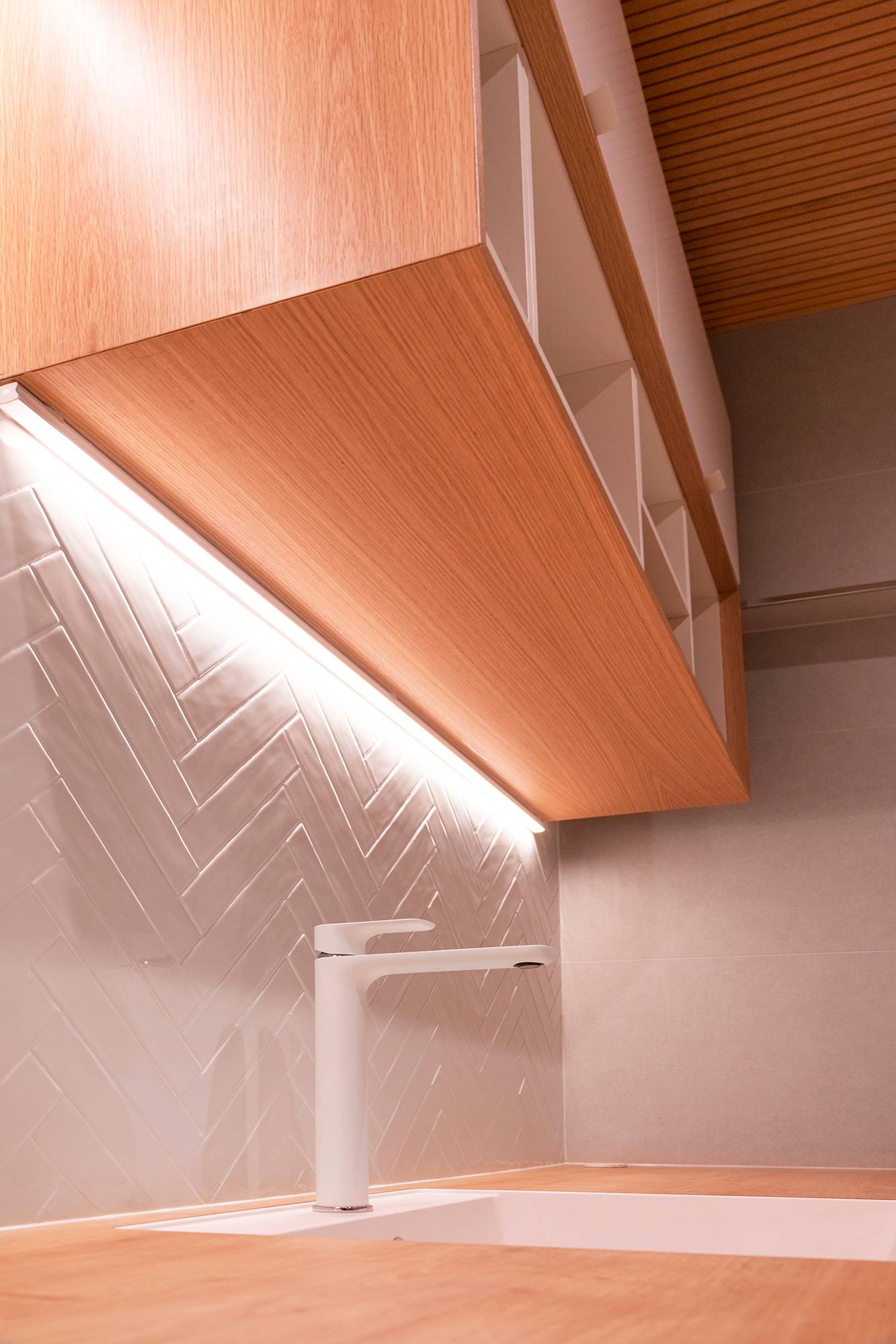 V rohu skříně je led pásek, který zvýrazňuje dlaždice a poskytuje pracovní světlo. Ledstore.fi