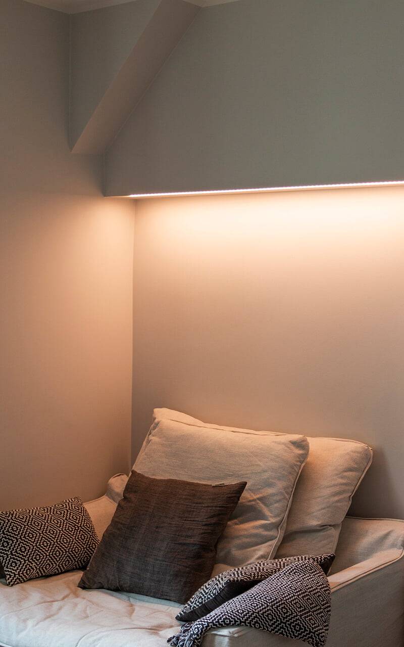 Zelené pozadí s bílým čtvercem. Uvnitř bílý text "LED" naskládaný nad nápisem "STORE". Ideální pro značku obchodu s osvětlením.
