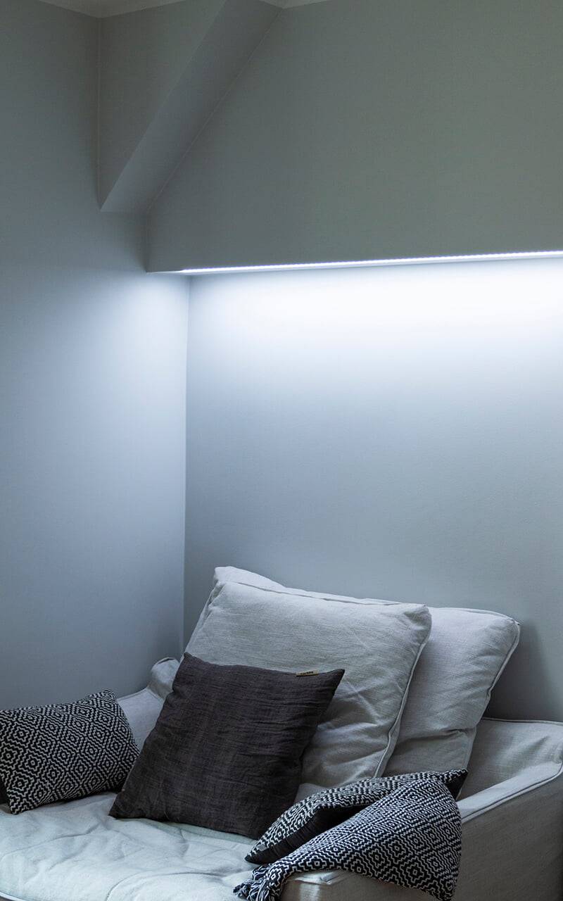 Zelené pozadí s bílým čtvercem s textem "LED STORE" s nápisem "LED" naskládaným nad "STORE", který představuje obchod s LED osvětlením.