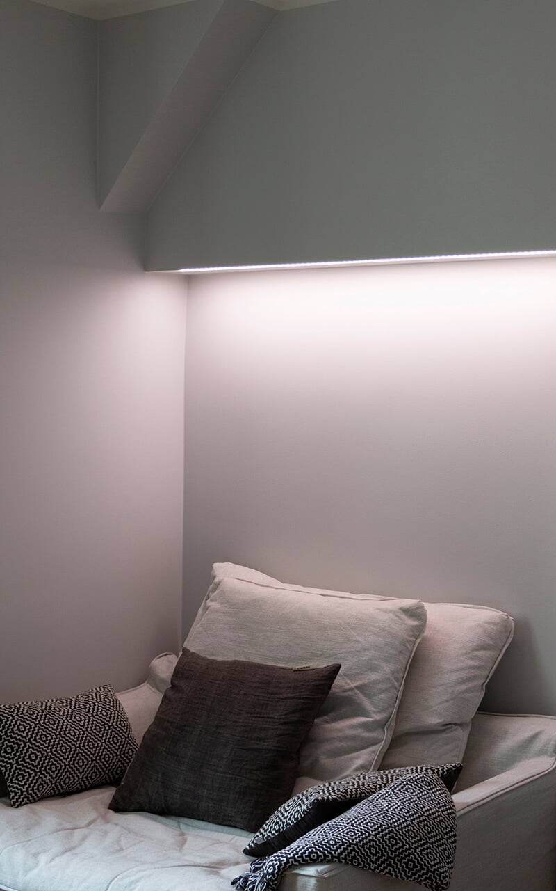 Text LED STORE na bílém čtverci na jasně zeleném pozadí, zdůrazňující řešení LED osvětlení.