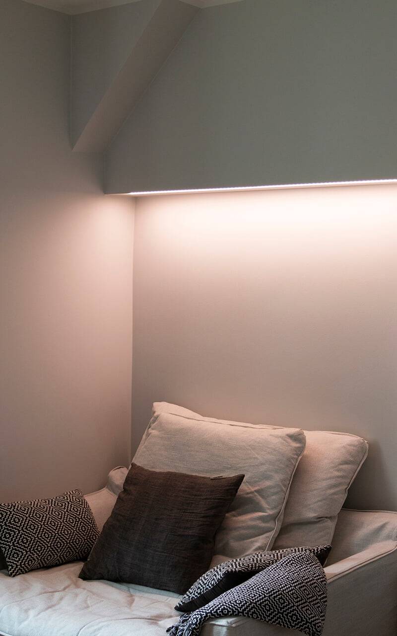Na zeleném pozadí je bílý čtverec s textem "LED STORE" vytištěným tučnými bílými písmeny, který upozorňuje na energeticky účinná řešení osvětlení.